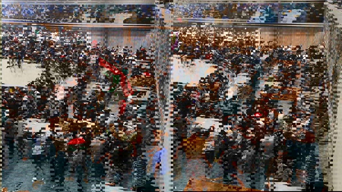 أرز وشاي وبطيخ.. مناصرو الصدر يفترشون أروقة البرلمان العراقي