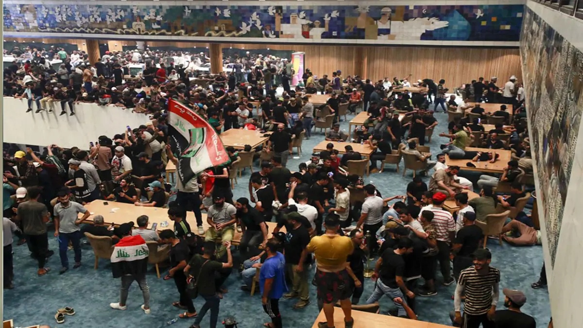 أرز وشاي وبطيخ.. مناصرو الصدر يفترشون أروقة البرلمان العراقي