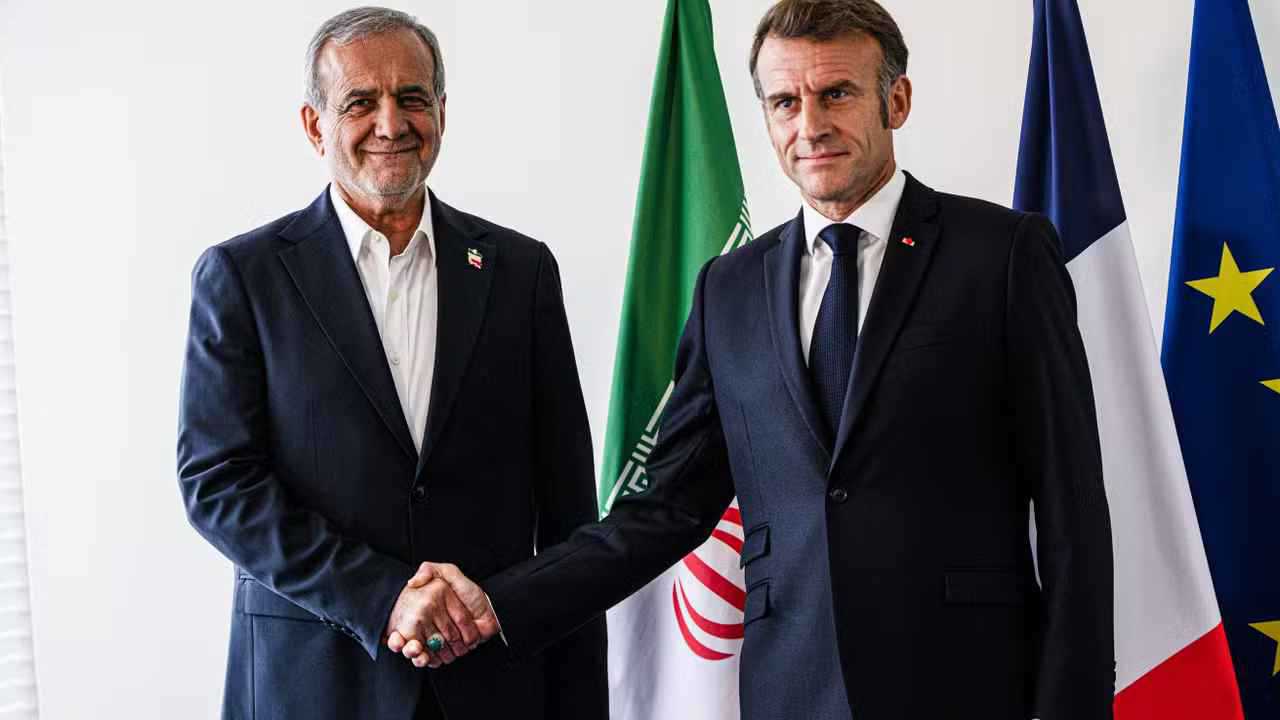 ماكرون يطلب من نظيره الإيراني "الإفراج الكامل" عن الفرنسيين