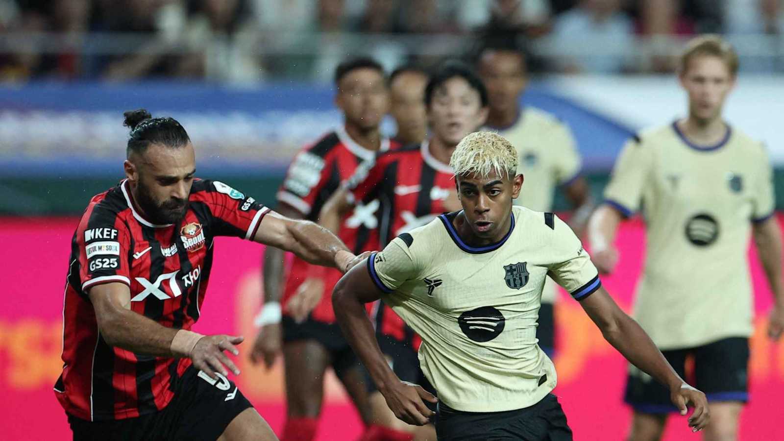 هدف الأردني يزن العرب الرائع في شباك برشلونة (فيديو)