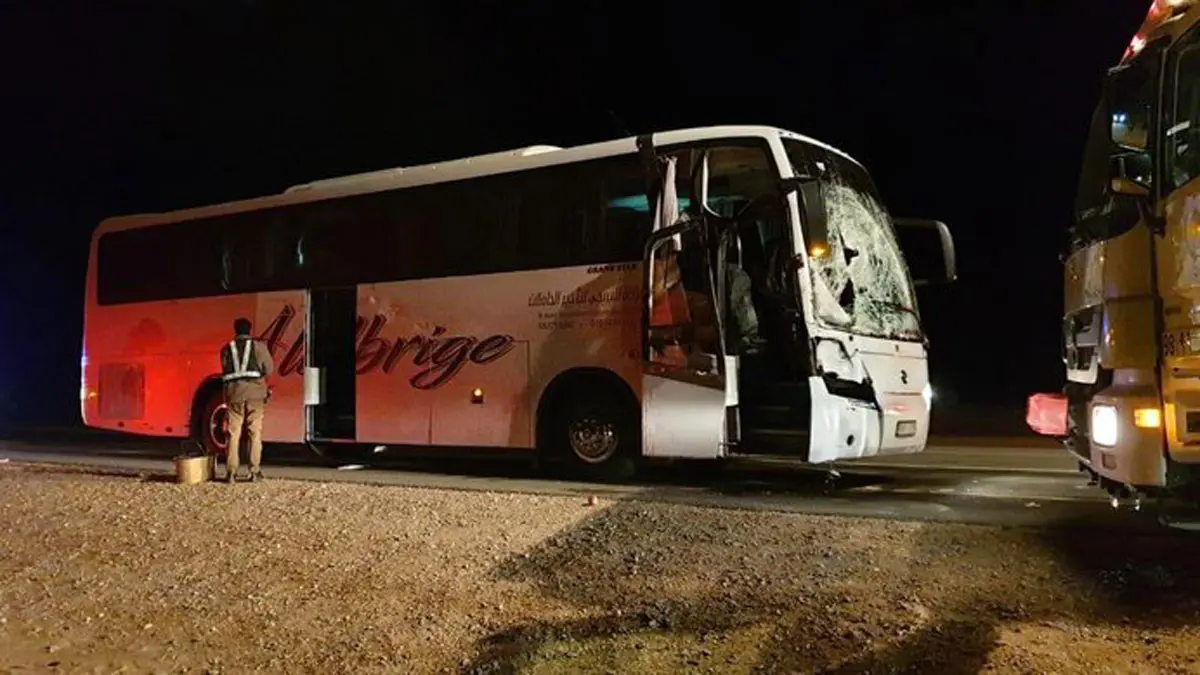 وفاة و6 إصابات إثر اصطدام حافلة معتمرين أردنيين بـ"جِمال" في السعودية (صور)