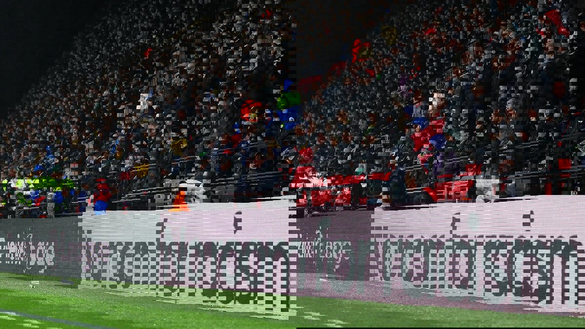 شعار "لا للعنصرية" يُزين قمصان لاعبي الدوري الإنجليزي طوال الموسم