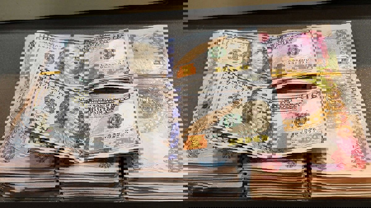 انتعاش الدولار يفقد زخمه، والمخاوف بشأن أسترا زينيكا تضغط على الإسترليني‎