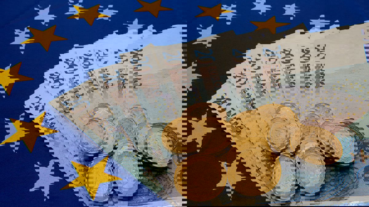 اليورو يحوم فوق أدنى مستوى في عقدين قبيل قرار المركزي الأوروبي