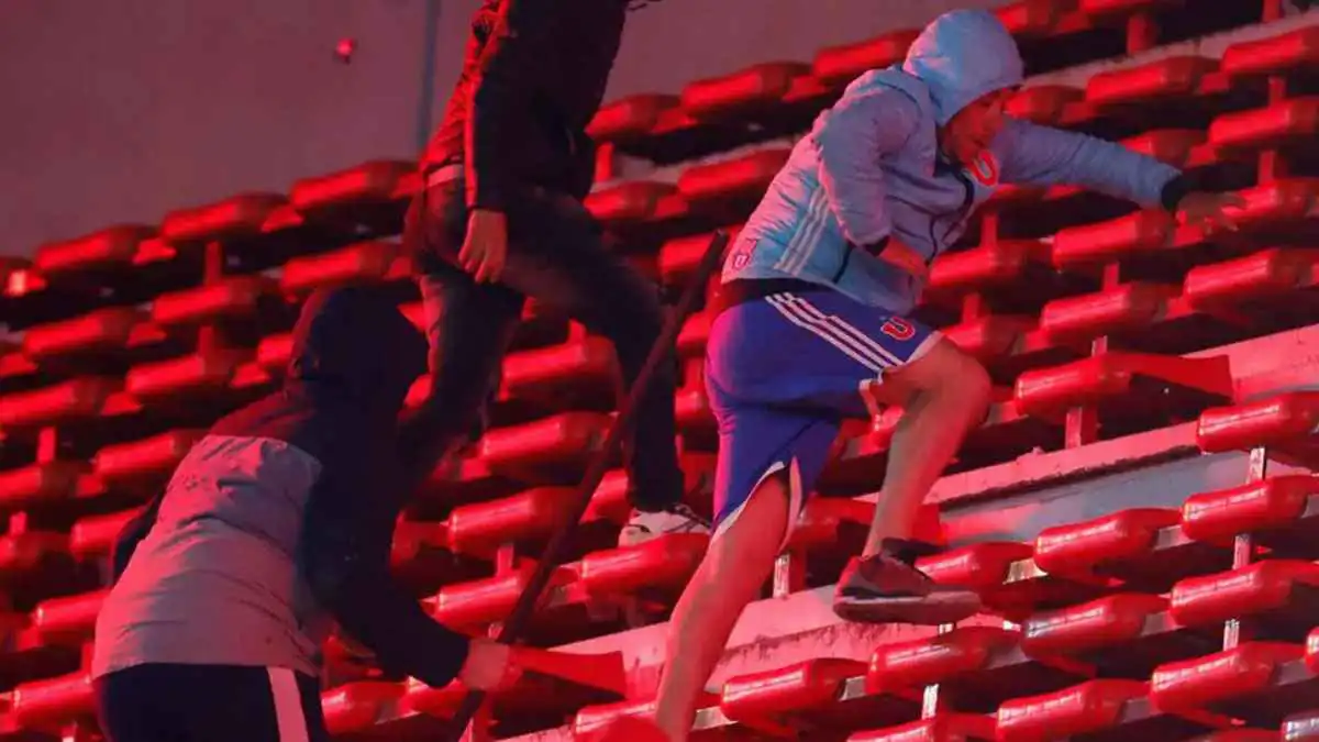 إلغاء مباراة في كأس "سود أمريكانا" بسبب أحداث شغب عنيفة في الأرجنتين (فيديو)