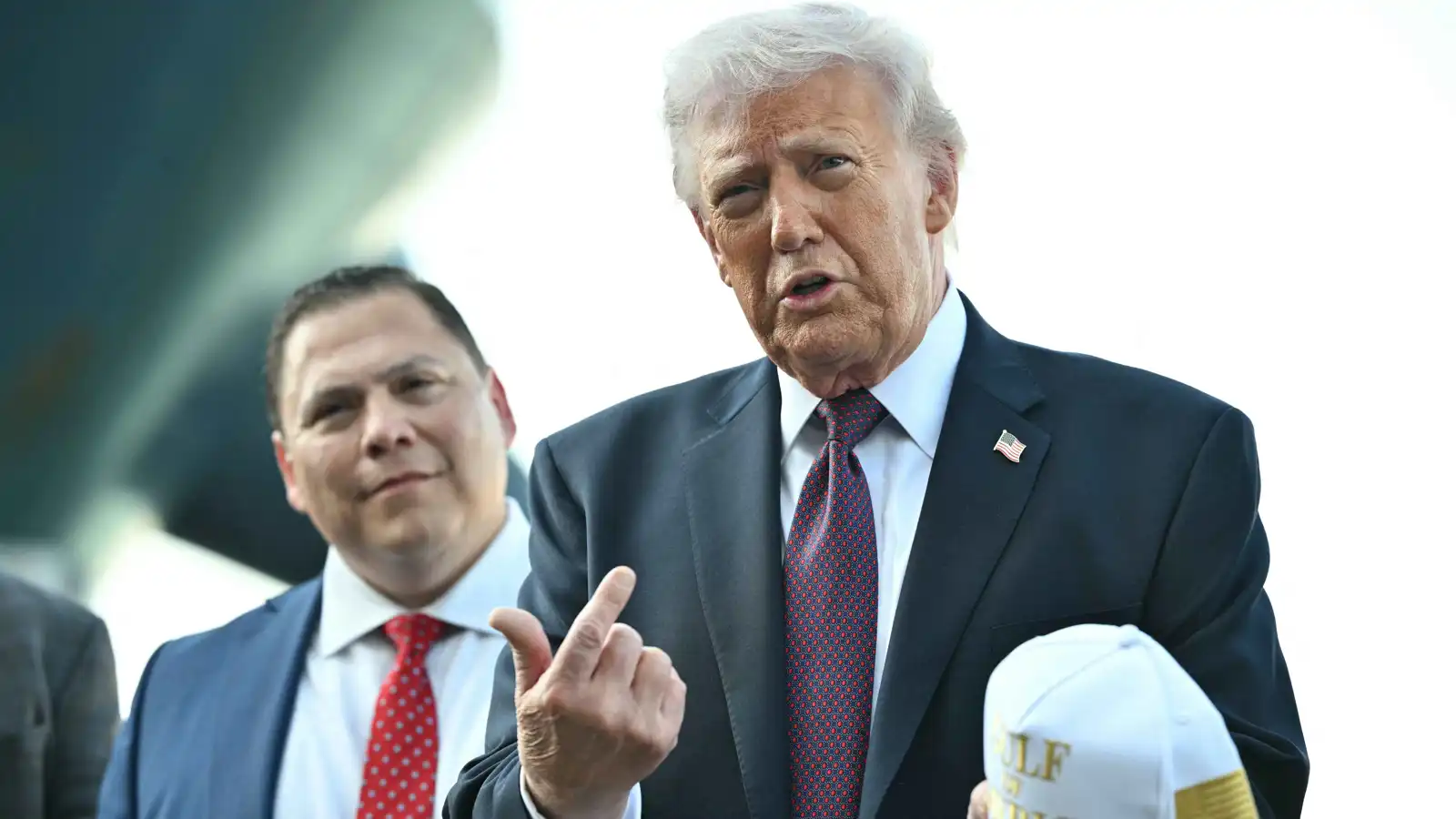 ترامب يرفض كشف موقفه من حسم قرار وتوقيت ضرب إيران (فيديو)