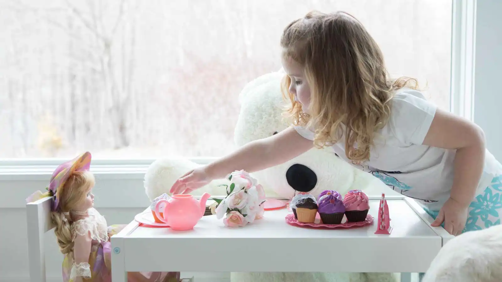 الدّمى أم الأجهزة اللوحية.. أيهما يعلم الأطفال فهم المشاعر؟