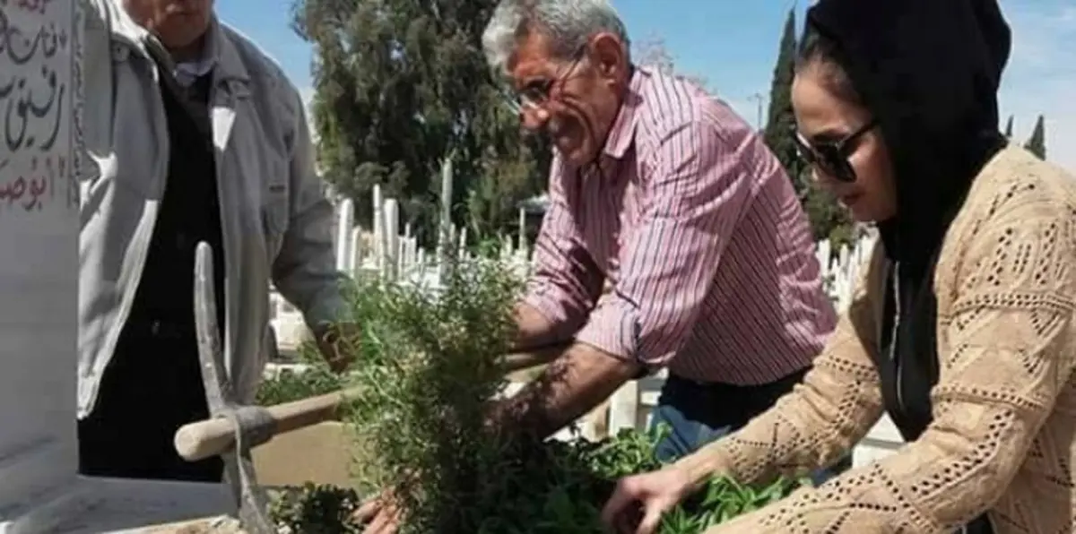 بالصور.. ماذا فعلت ابنة الفنان السوري الراحل رفيق سبيعي عند قبر والدها؟