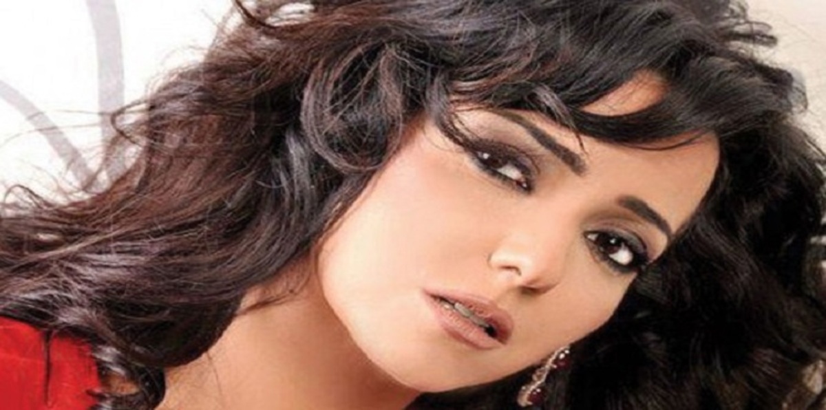 أمل عرفة حزينة بسبب والدها (صورة)