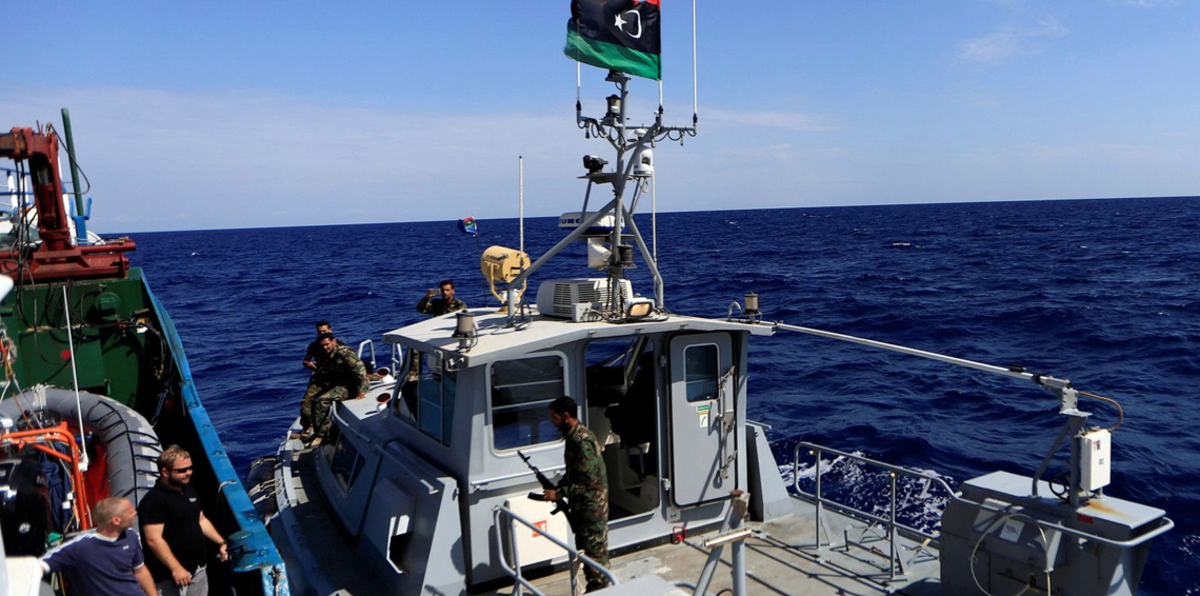 ميليشيا تابعة لحكومة الوفاق تهاجم مقر خفر السواحل الليبي وتسيطر عليه