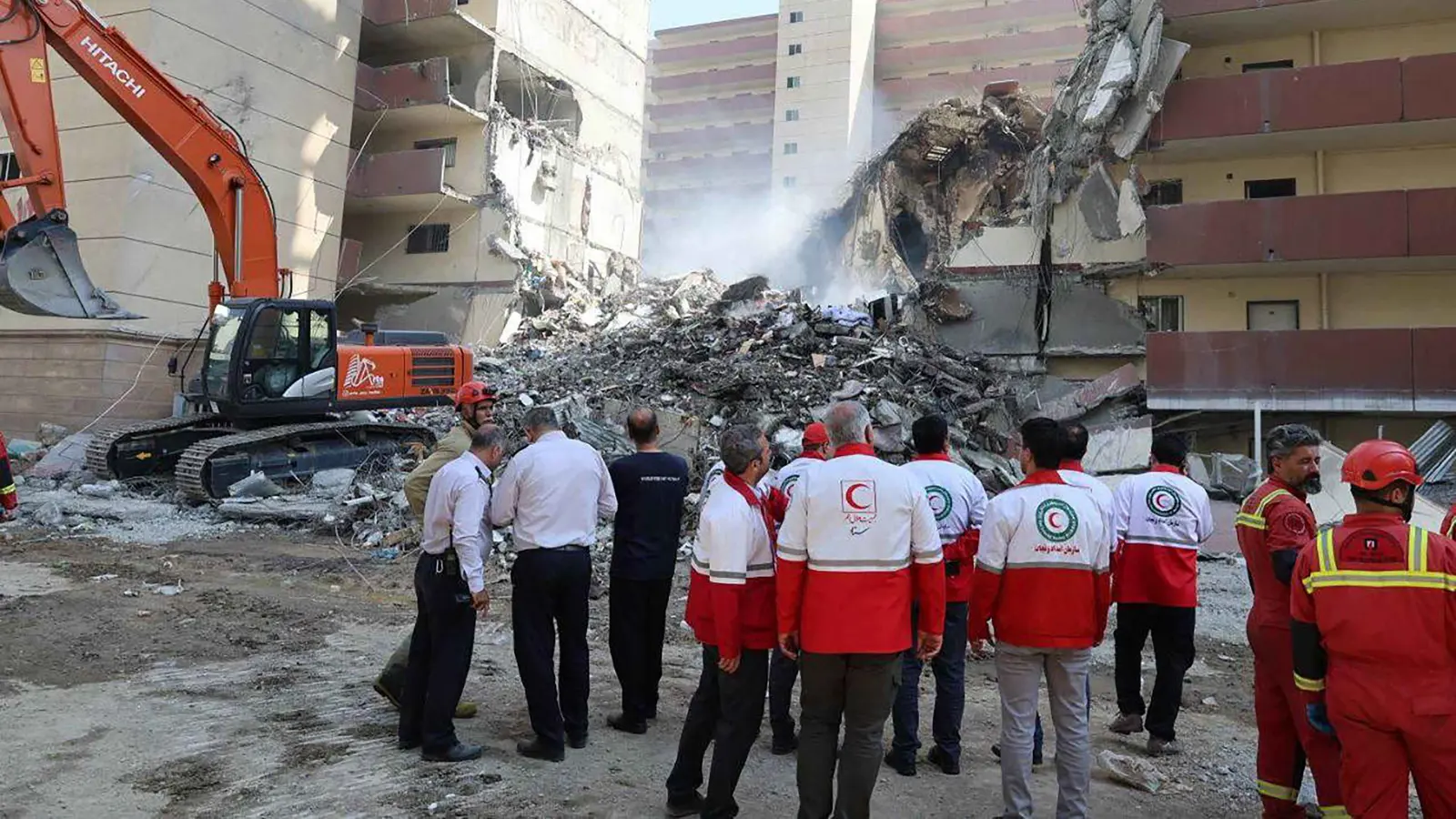 مقتل عناصر من الهلال الأحمر الإيراني بضربة إسرائيلية (صور)