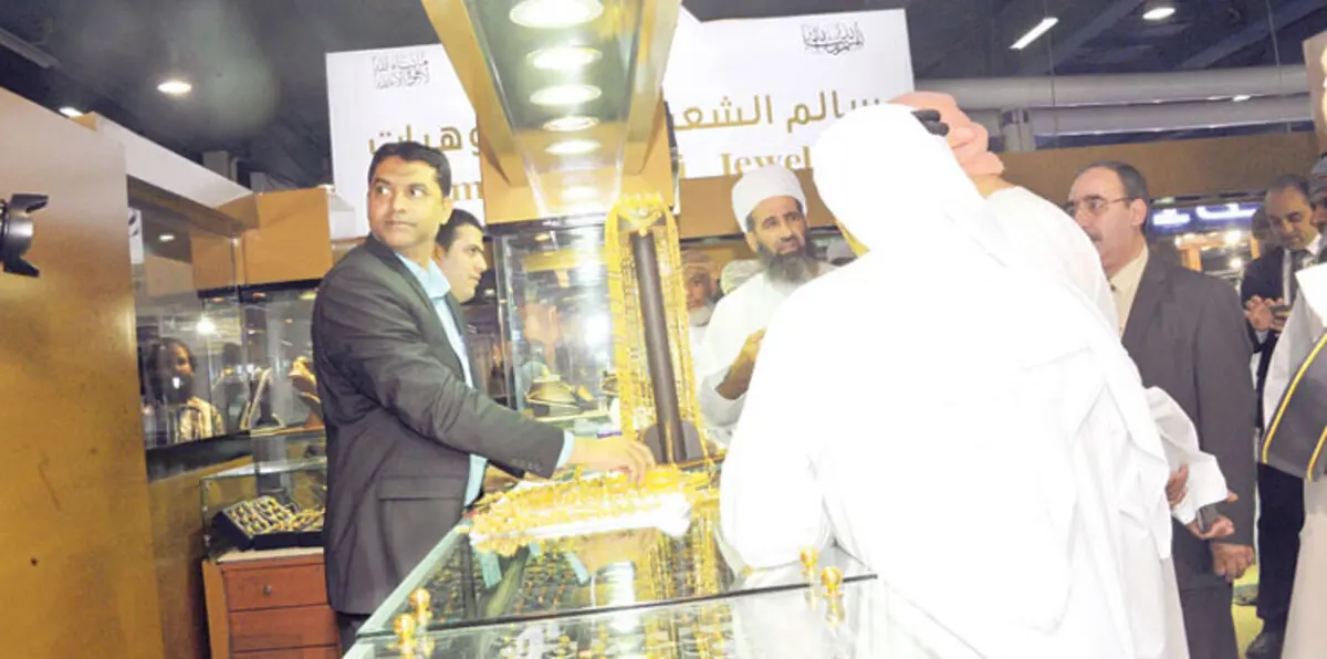 بالصور.. سلطنة عُمان تستقبل أكبر خاتم في العالم من الذهب الخالص