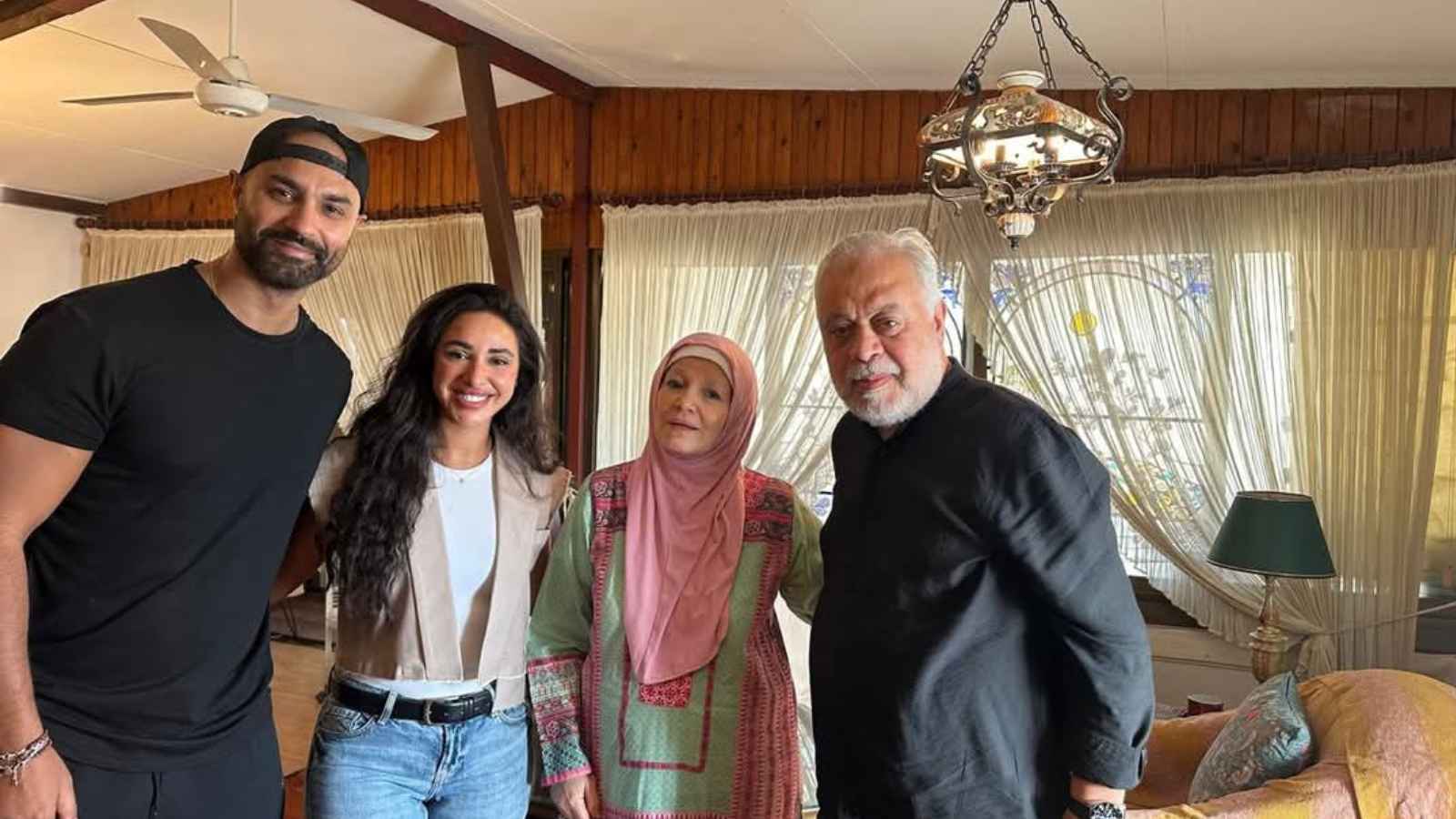 قبلة على الرأس.. آية سماحة تُنهي خلافها مع مشيرة إسماعيل (صور)