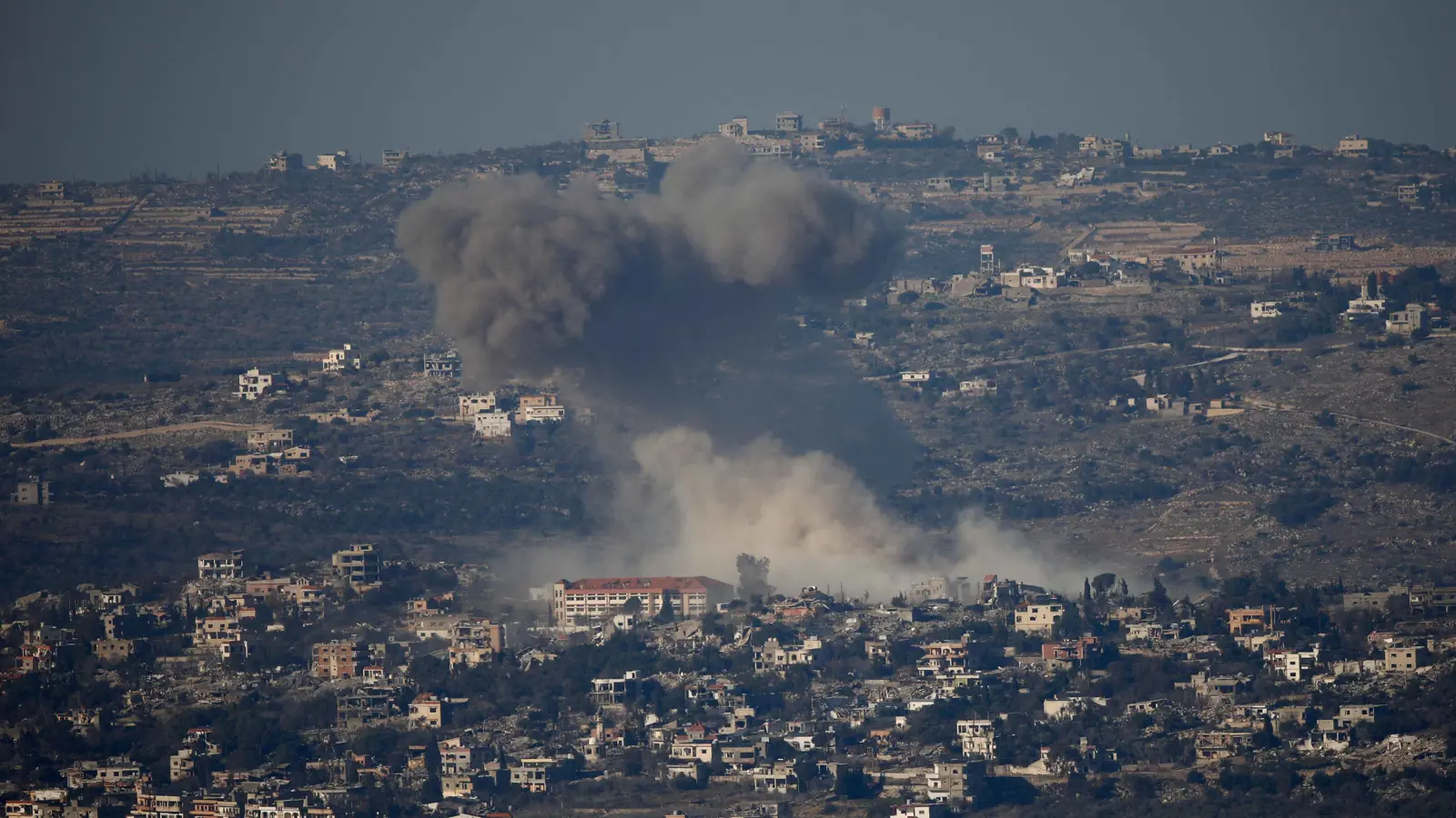 الجيش الإسرائيلي يستهدف موقعين لحزب الله في لبنان‎ (فيديو)