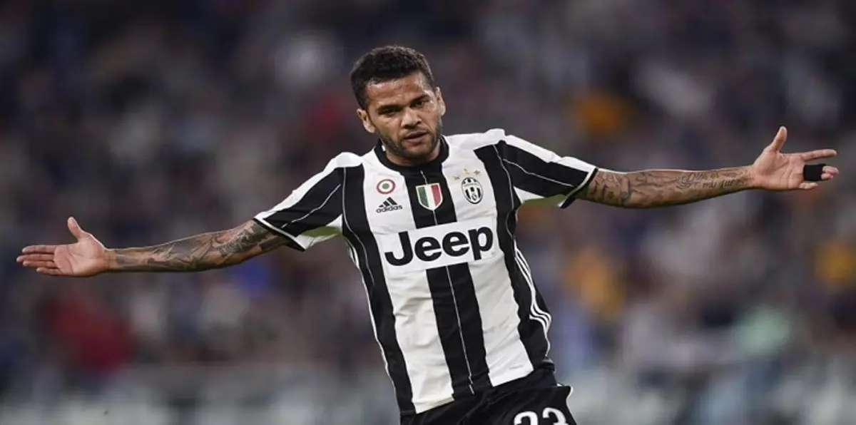 داني ألفيس يتمنى إقصاء برشلونة من دوري أبطال أوروبا