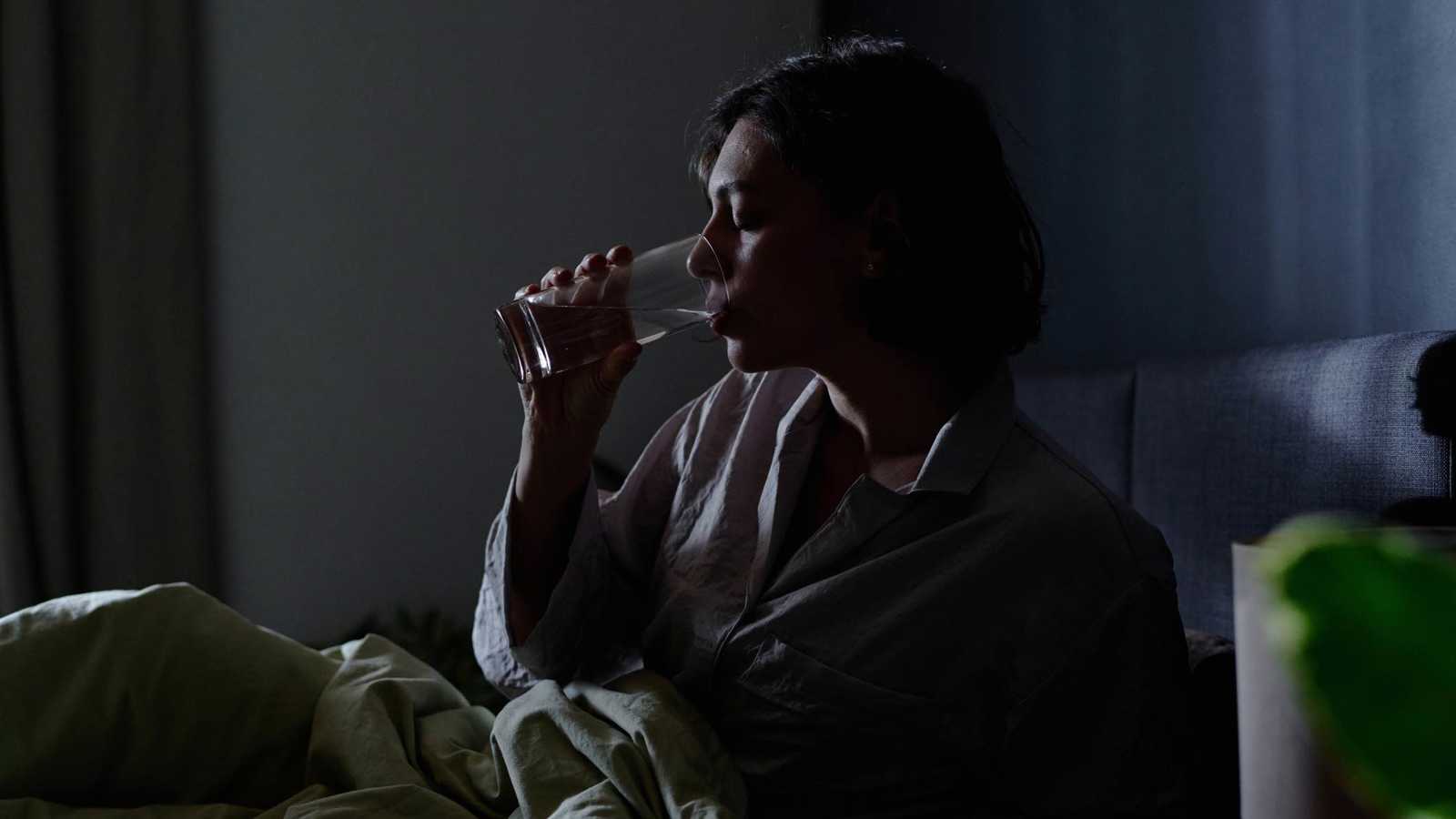 شرب الماء قبل النوم بين "الفوائد والمخاطر"