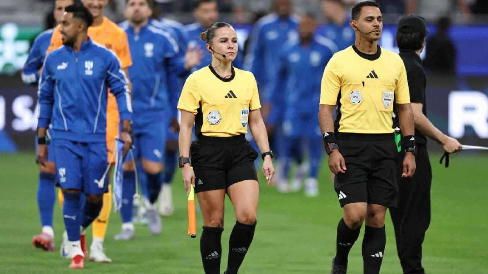 رد فعل مثير من مالكوم تجاه إليانا فيرنانديز حكمة مباراة الهلال والقادسية (صورة)