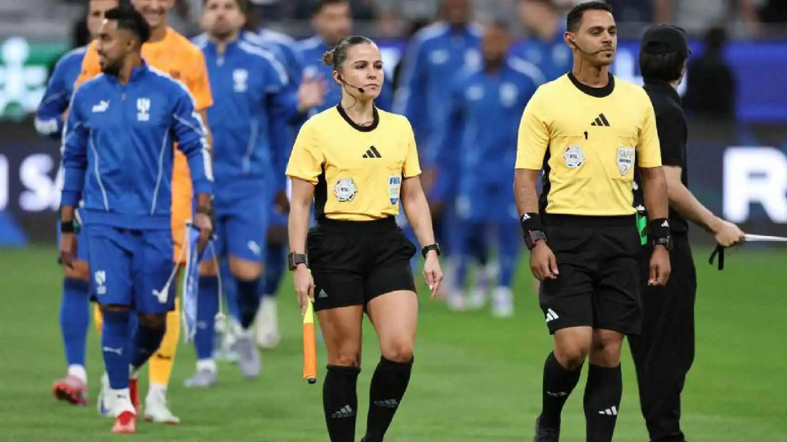 رد فعل مثير من مالكوم تجاه إليانا فيرنانديز حكمة مباراة الهلال والقادسية (صورة)