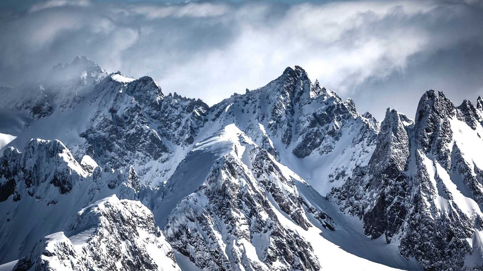 مصرع متسلقة بعد انزلاقها من منحدر صخري في جبال الألب