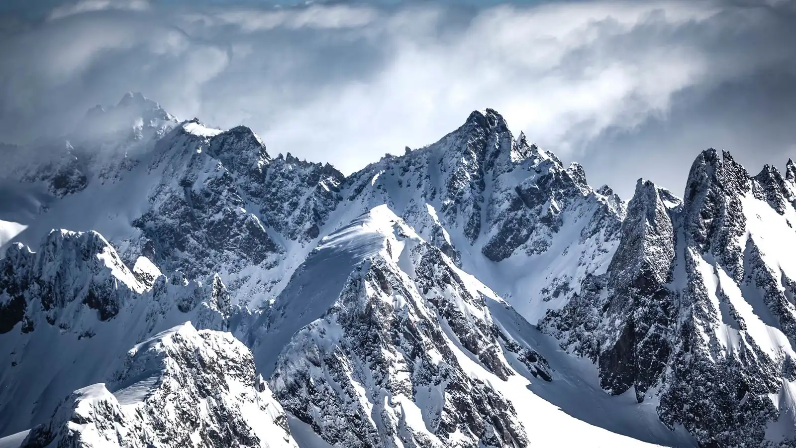 مصرع متسلقة بعد انزلاقها من منحدر صخري في جبال الألب