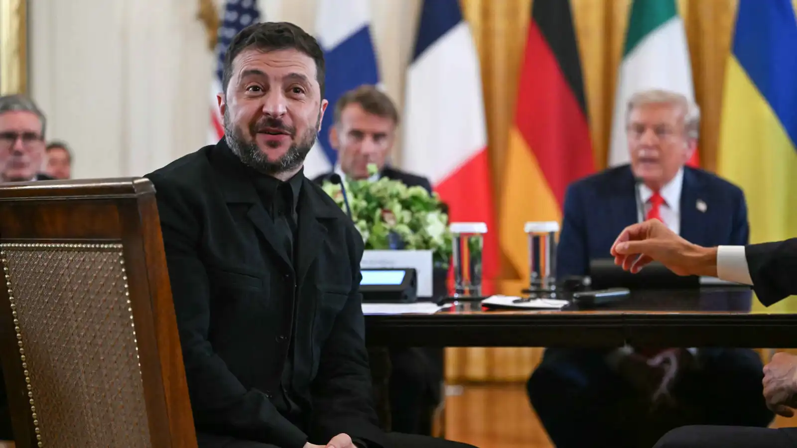 ببدلة "محيرة".. زيلينسكي يثأر لنفسه في البيت الأبيض (فيديو وصور)