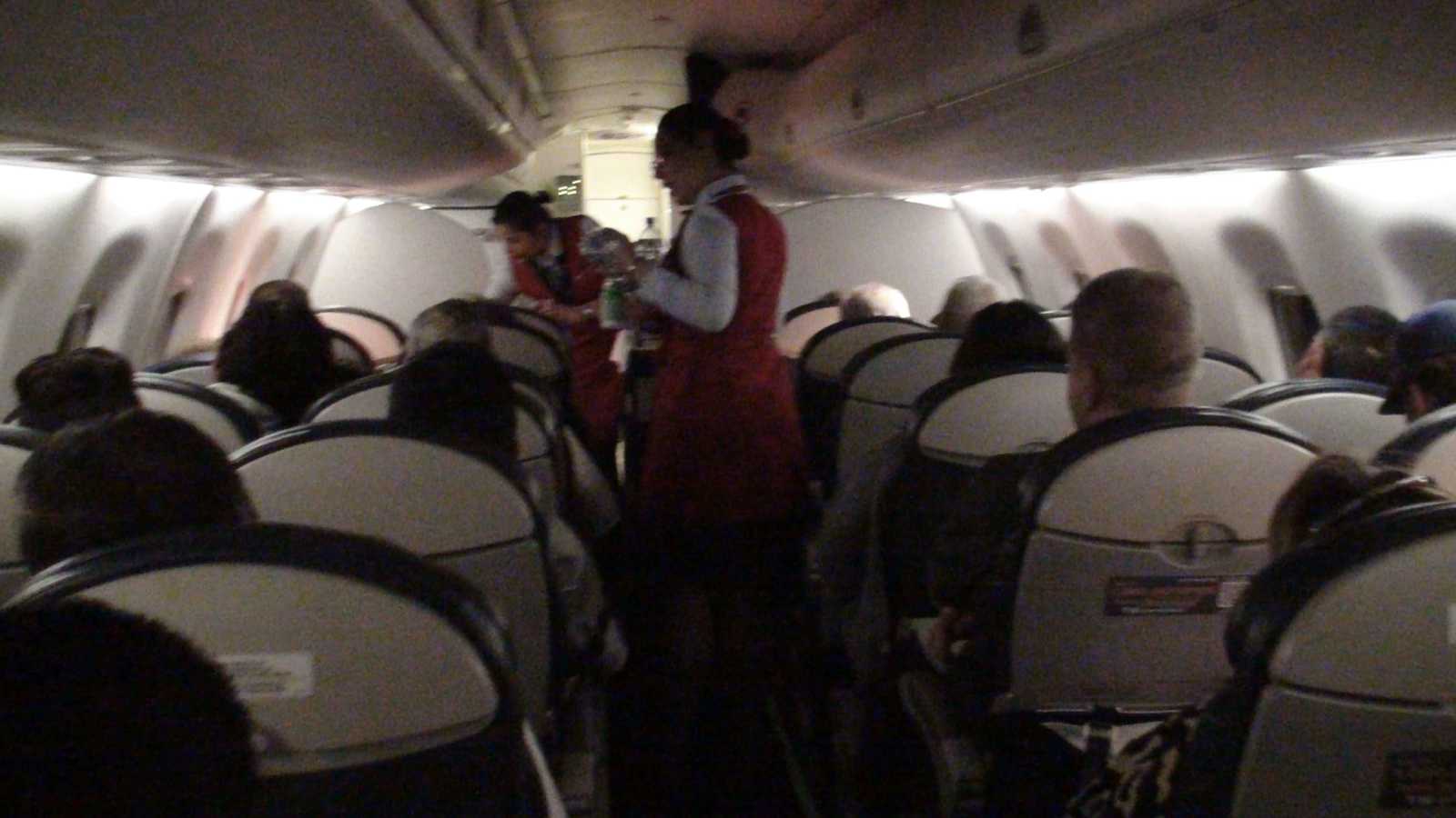 حفل توديع عزوبية "صاخب" في الجو يتسبب بهبوط اضطراري (فيديو)