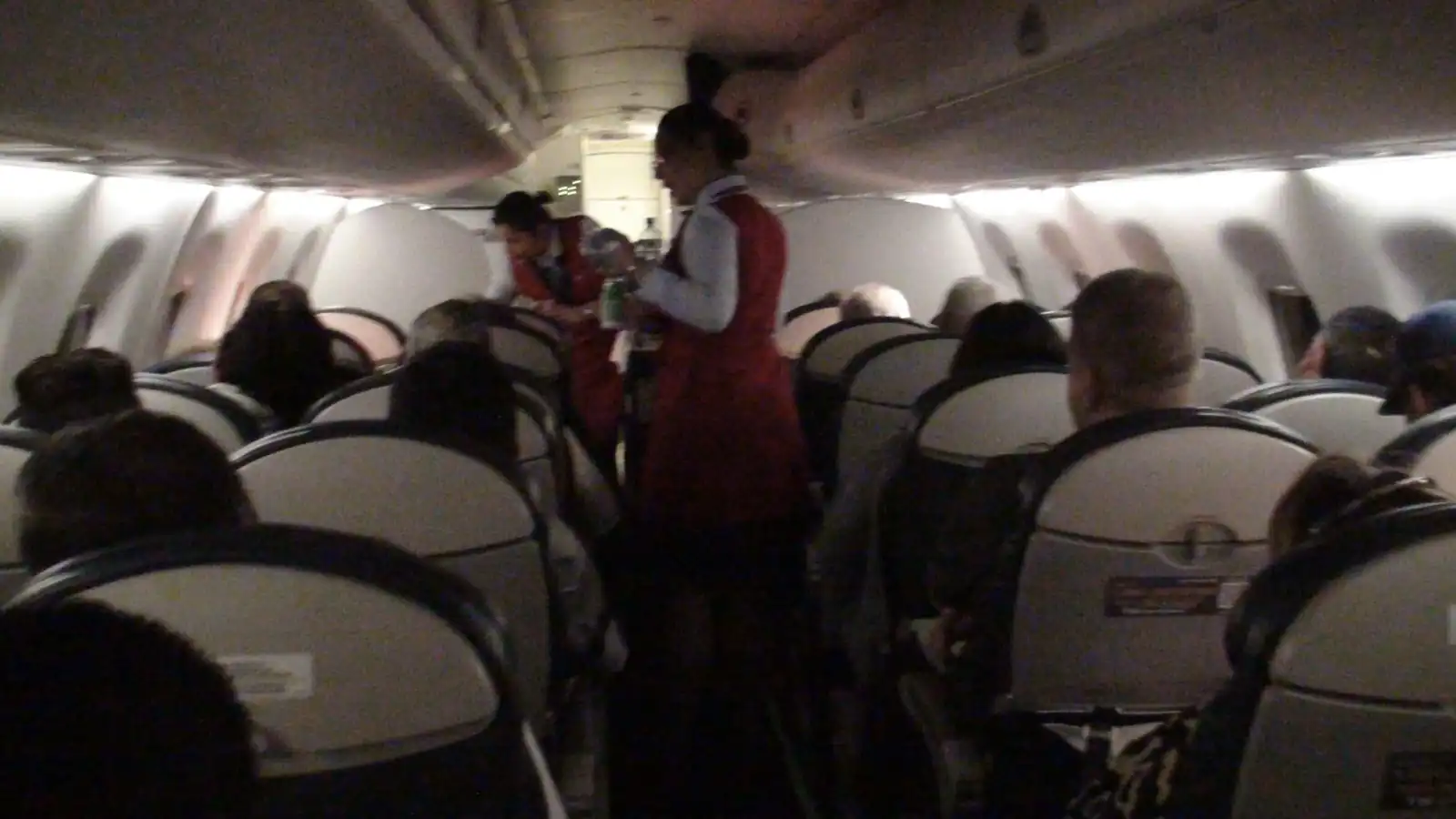 حفل توديع عزوبية "صاخب" في الجو يتسبب بهبوط اضطراري (فيديو)