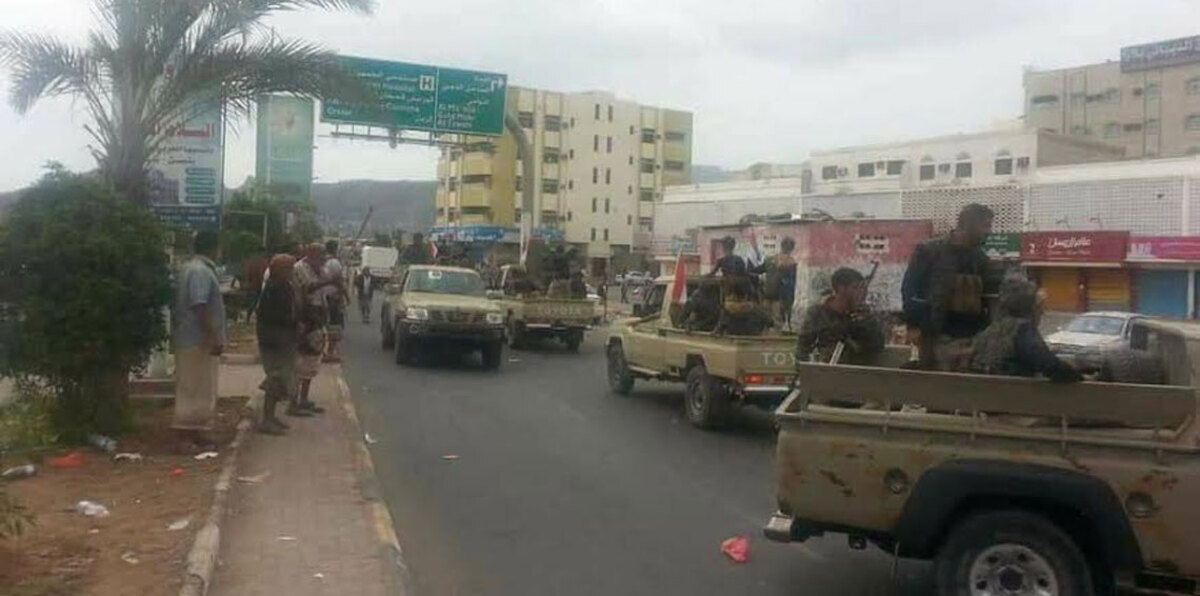 وسط دوي الانفجارات.. محتجون يصلون ساحة العروض في عدن مشيًا على الأقدام‎ (صور)