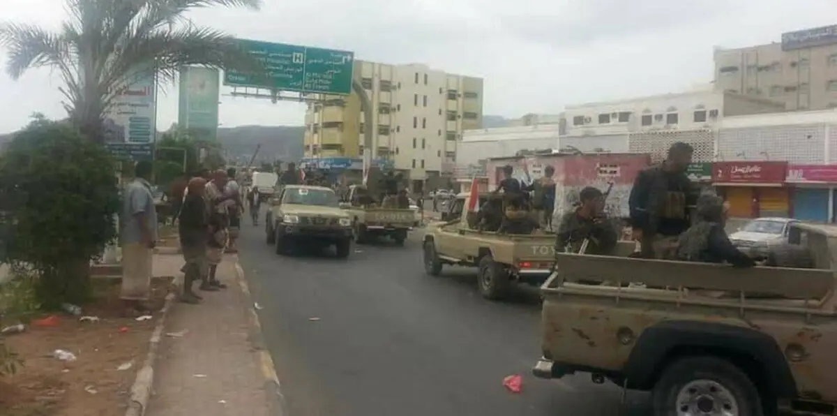 وسط دوي الانفجارات.. محتجون يصلون ساحة العروض في عدن مشيًا على الأقدام‎ (صور)