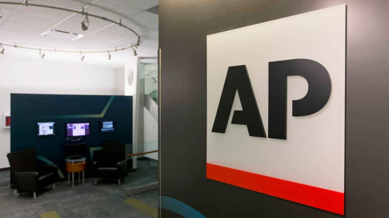 لا مكان لـ"أسوشيتد برس" بالبيت الأبيض.. ترامب "يصفع" السلطة الرابعة