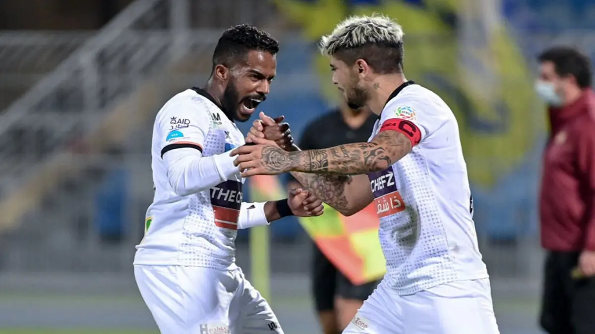 نواف العابد لاعب الشباب يهنئ لاعبي الهلال عقب خسارة فريقه بخماسية (فيديو)