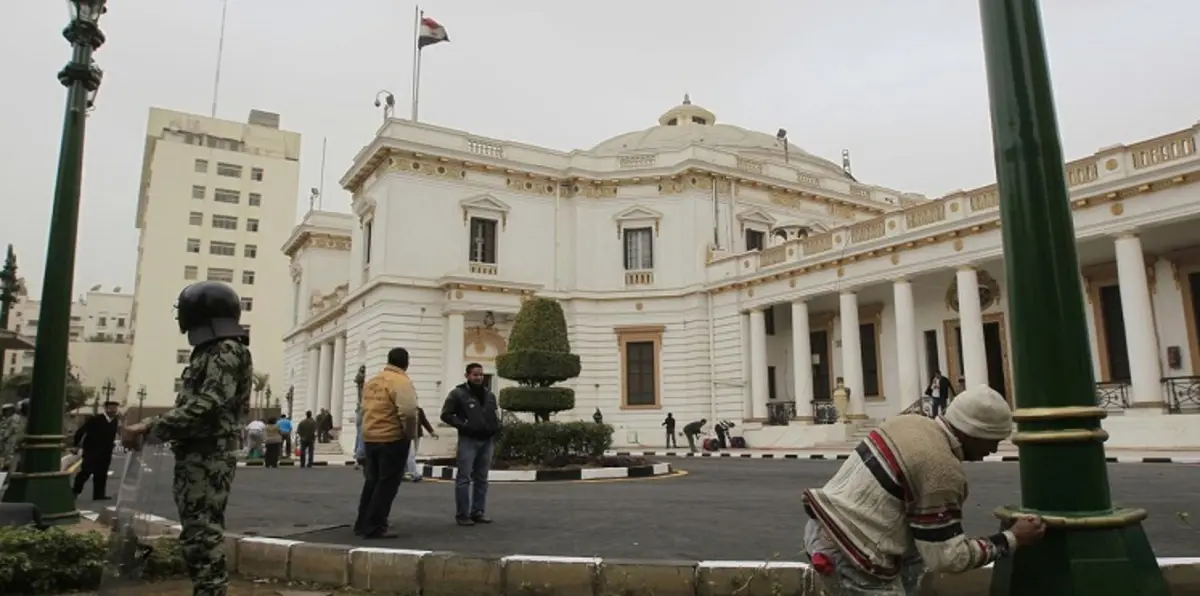 لماذا يستعين البرلمان المصري بمسؤولين في عهد مبارك؟