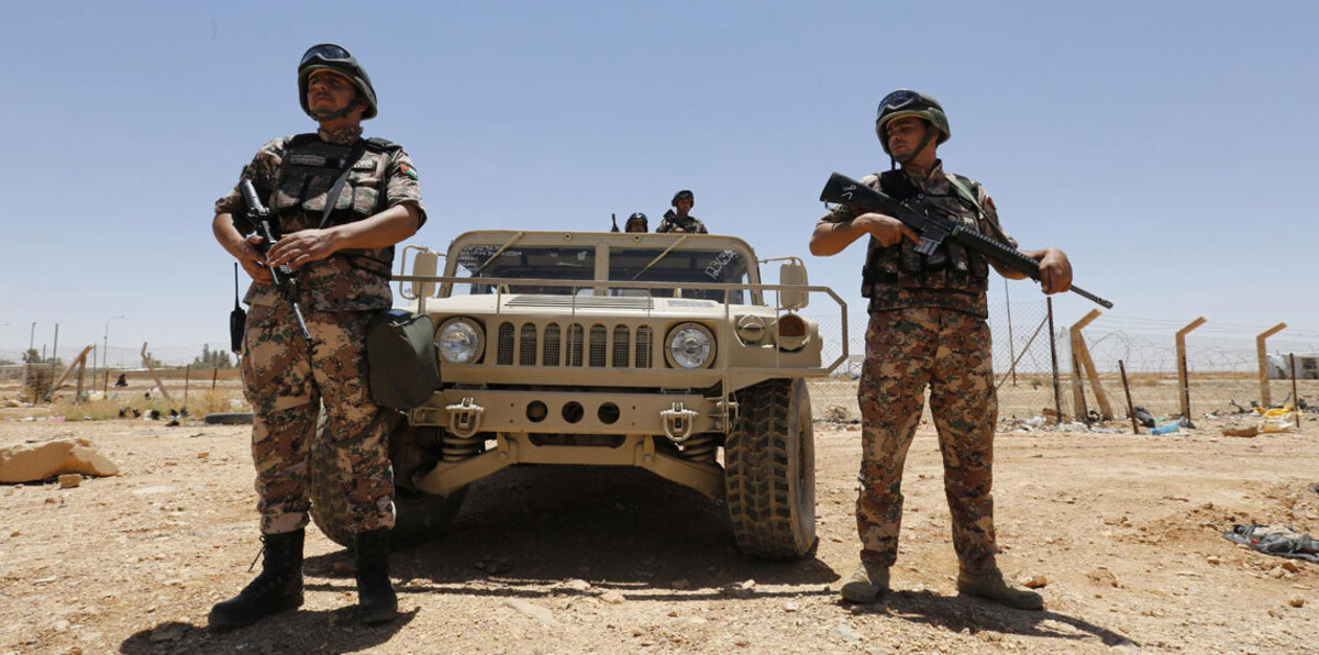 الجيش الأردني بدأ في إرسال مساعدات إنسانية لنازحين سوريين قرب الحدود
