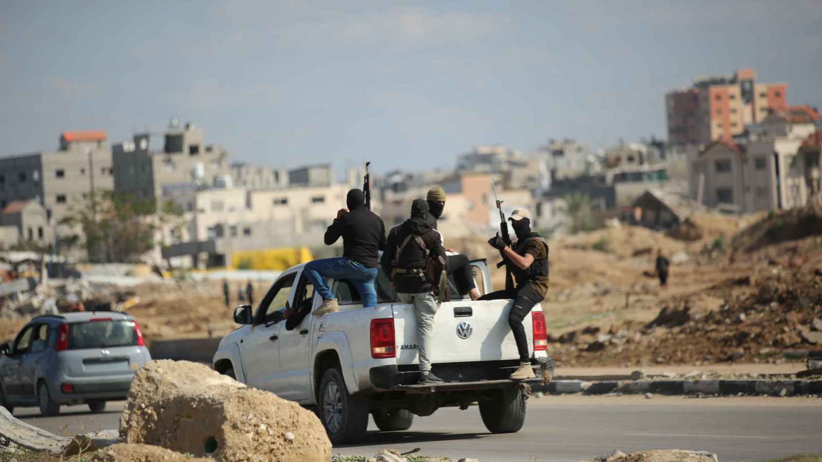 ما دلالات استعراض حماس للقوة العسكرية أول أيام الهدنة مع إسرائيل؟