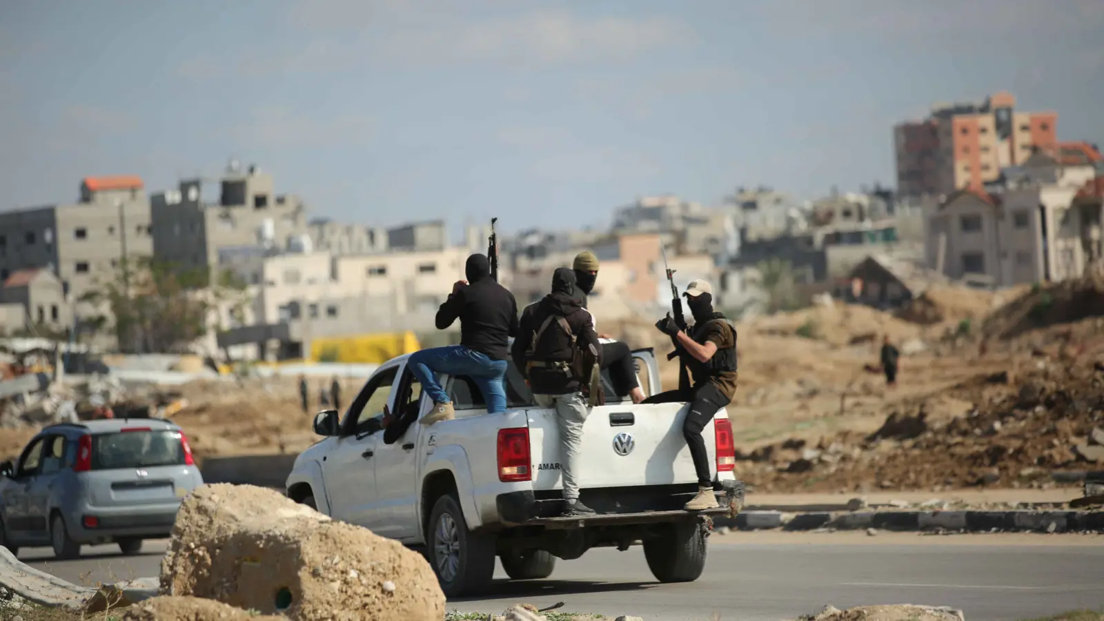 ما دلالات استعراض حماس للقوة العسكرية أول أيام الهدنة مع إسرائيل؟