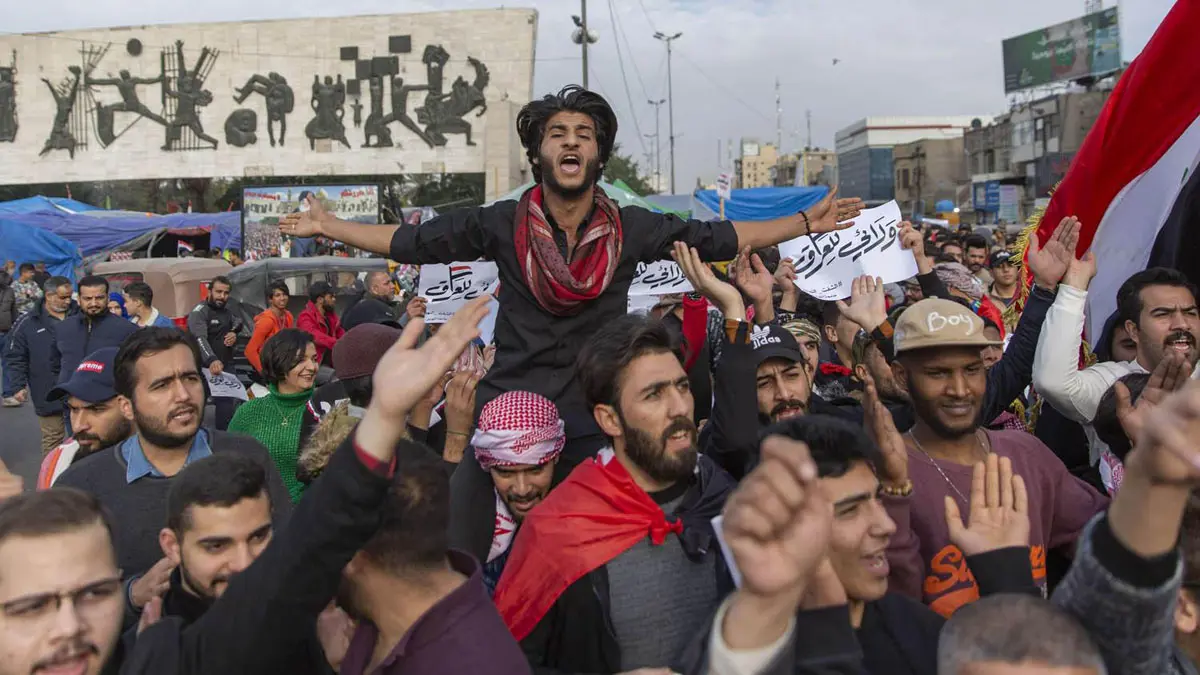 مئات الطلبة يتوافدون على ساحة التحرير ببغداد بعد دعوات لتظاهرات "مليونية" ضد أنصار الصدر (فيديو)