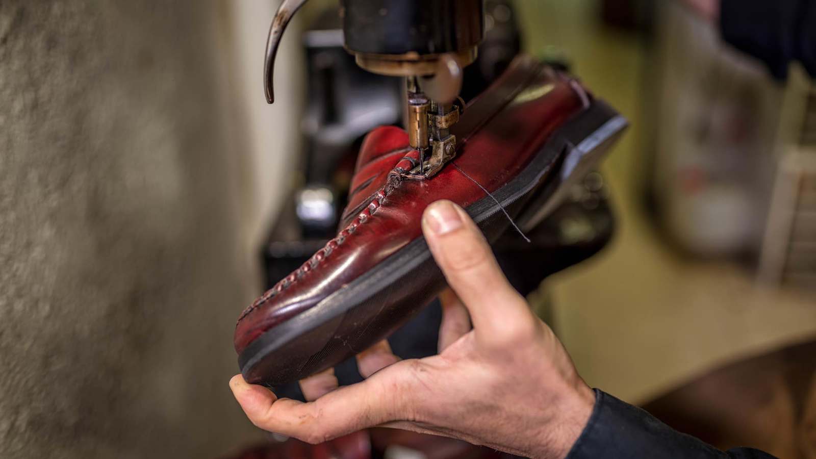 بطريقته الخاصة.. يمني يُجدد صورة مهنة إصلاح الأحذية في تركيا