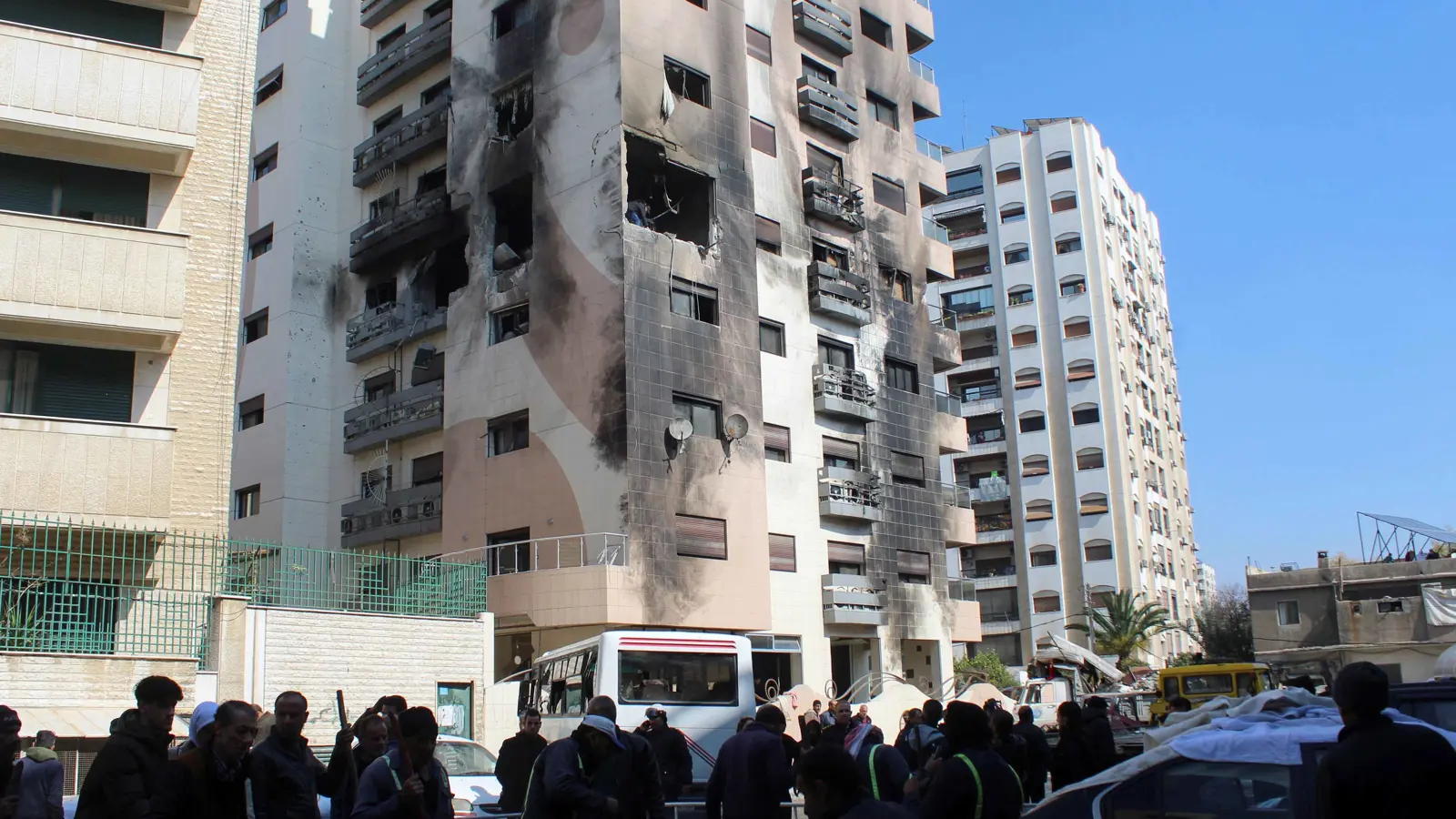 غارات إسرائيلية على مواقع في 3 محافظات سورية (فيديو)