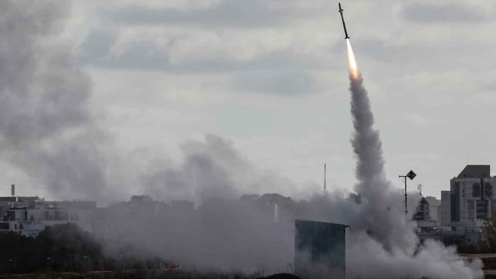 قناة عبرية تكشف أسرار "الاعتراض الفوري" لصواريخ الحوثيين