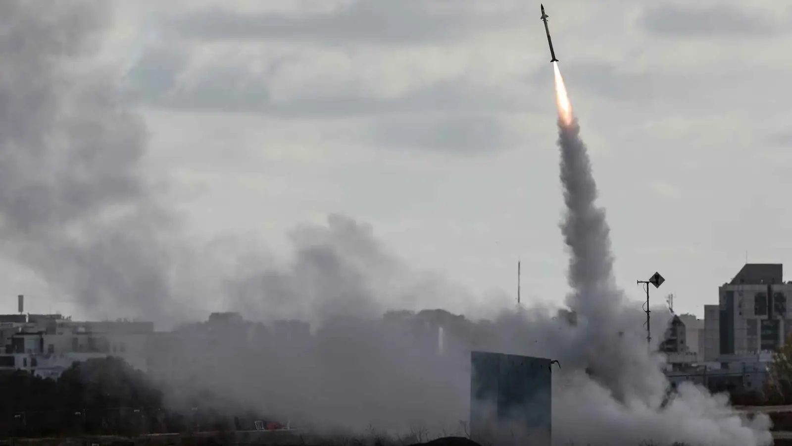 قناة عبرية تكشف أسرار "الاعتراض الفوري" لصواريخ الحوثيين