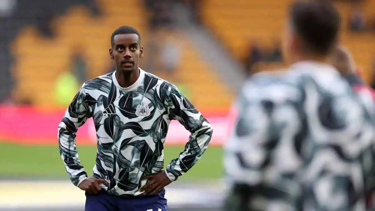 "عقله في مكان آخر".. السبب الرئيس وراء عدم سفر إيزاك لمعسكر نيوكاسل