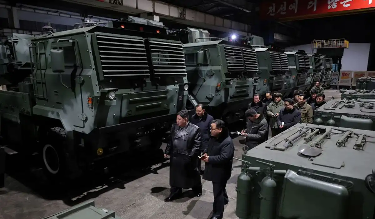 الزعيم الكوري الشمالي كيم يزور مصنعًا للذخائر في موقع سري.