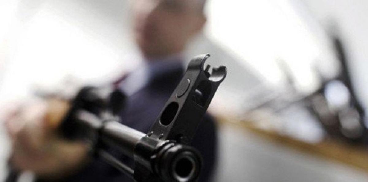 بالفيديو.. لص "منقب" يسطو على مركز تجاري شهير بالرياض