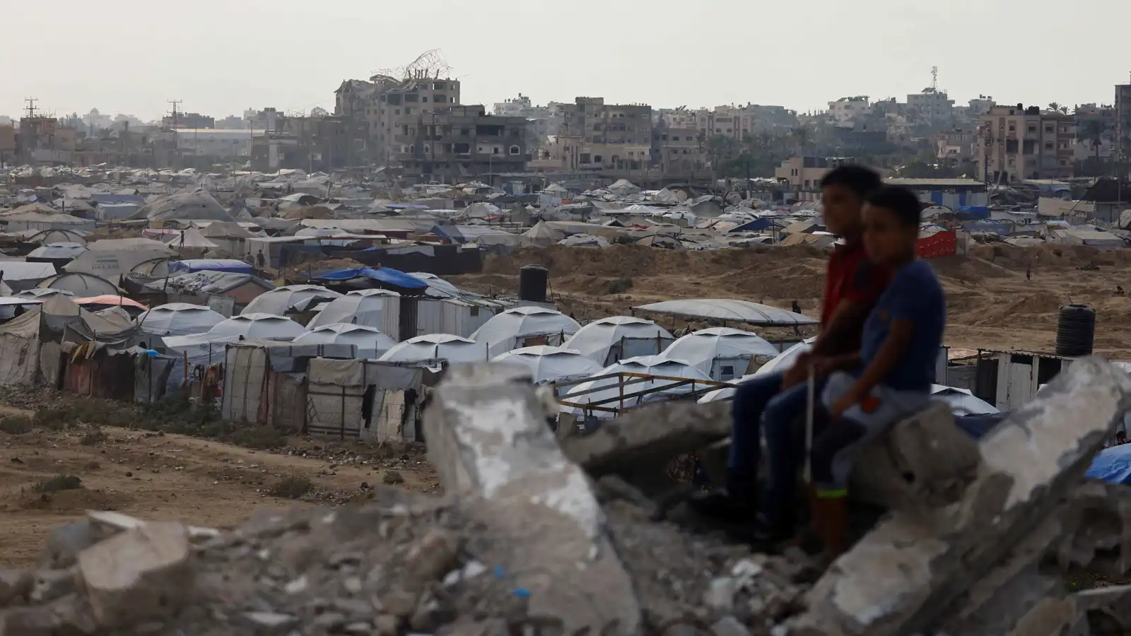 أعنفها بمخيم النصيرات.. 100 قتيل بغارات إسرائيلية على غزة