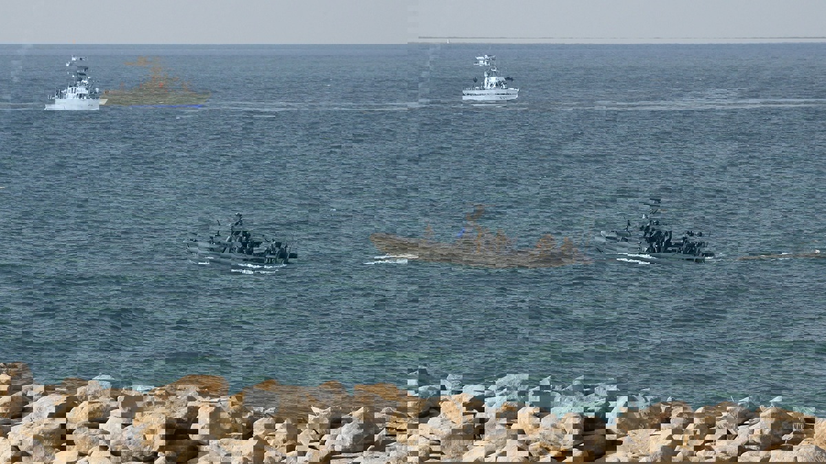 إسرائيل تقلص مساحة الصيد في غزة ردًا على البالونات الحارقة