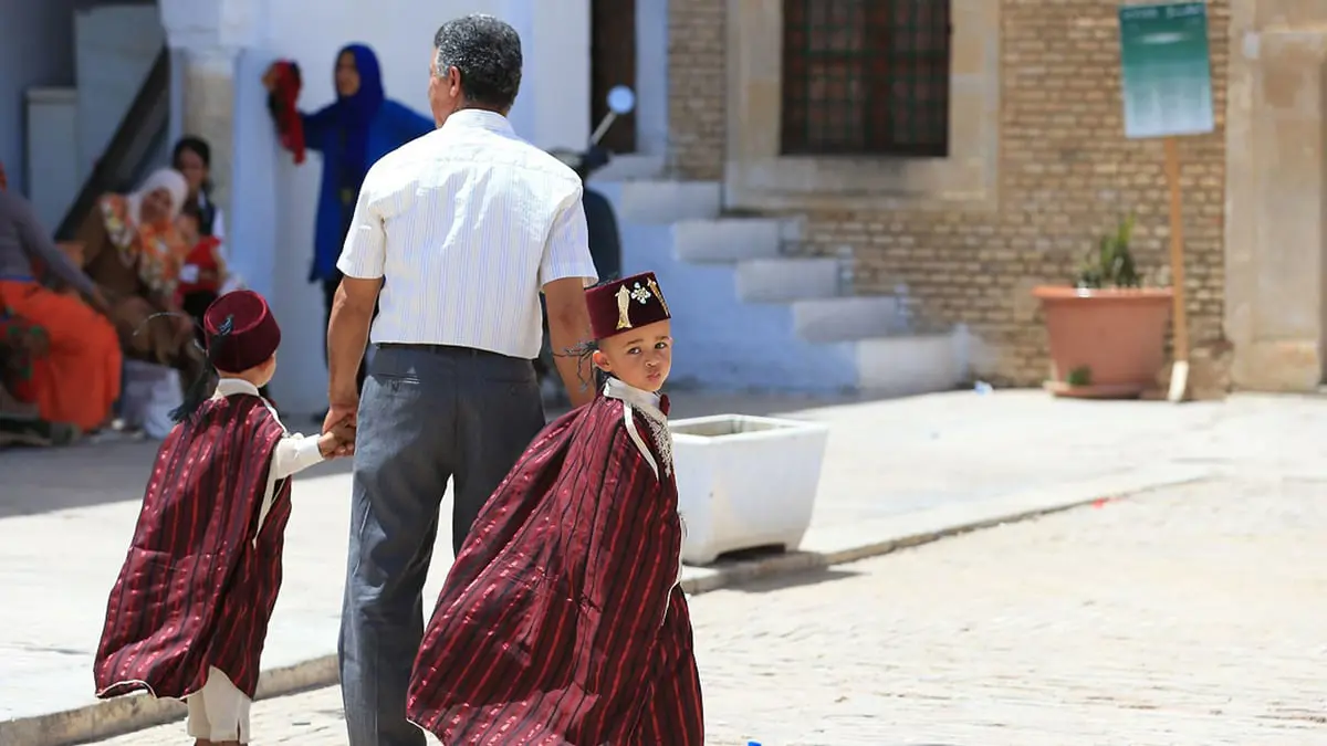 التونسيون يستعينون ببركات ليلة القدر في مواكب ختان الأطفال الجماعي
