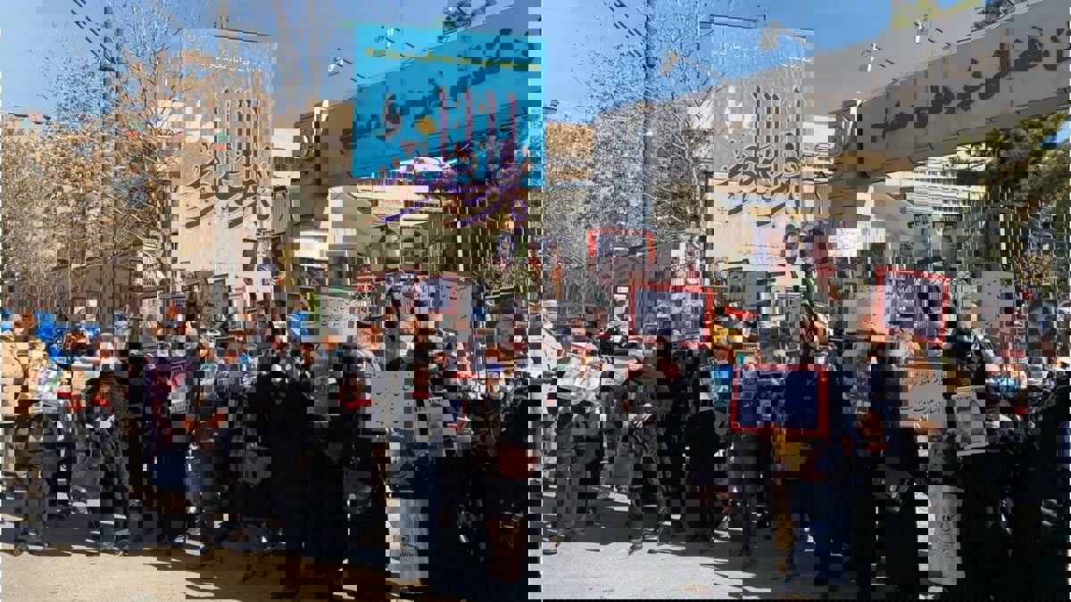 أهالي ضحايا الطائرة الأوكرانية يحتجون أمام المحكمة: "الموت لخامنئي والحرس الثوري"