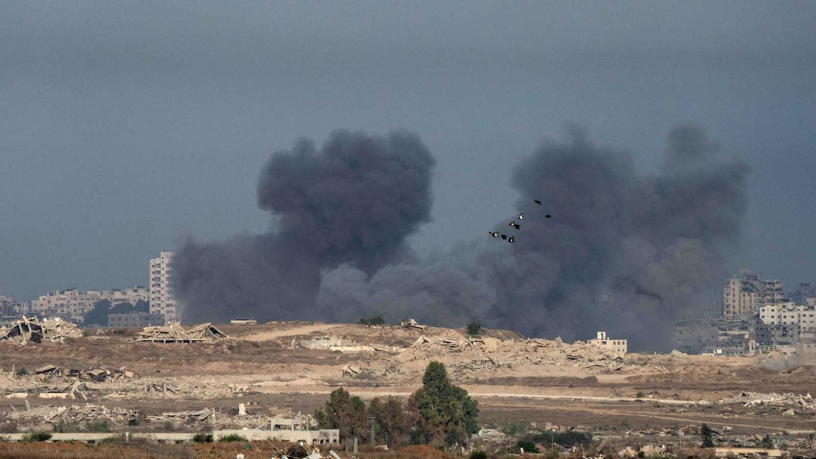 سحب دخانية وكتل نارية.. الجيش الإسرائيلي يفجر عربات مفخخة في غزة (فيديو)