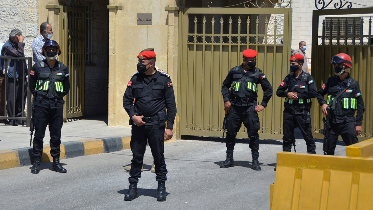 الأردن.. صور منسوبة للشريف حسن بن زيد في أول جلسة محاكمة بـ"قضية الفتنة"