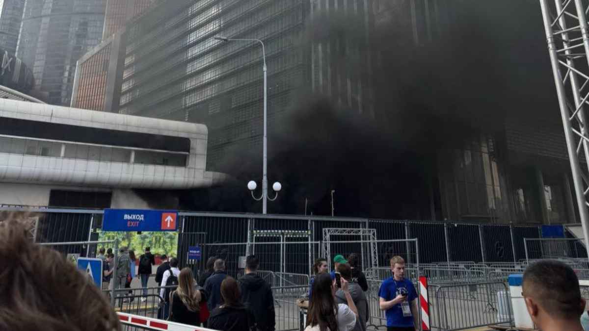 روسيا.. انفجارات وحريق ضخم في مركز "أفيمول" بموسكو (فيديو)